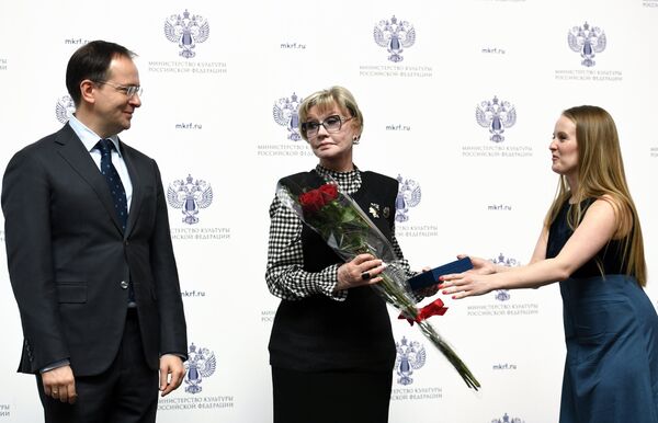 Министр культуры РФ Владимир Мединский и актриса Вера Алентова, награжденная нагрудным знаком Министерства культуры РФ За вклад в российскую культуру Министр культуры РФ Владимир Мединский и актриса Вера Алентова, награжденная нагрудным знаком Министерства культуры РФ За вклад в российскую культуру