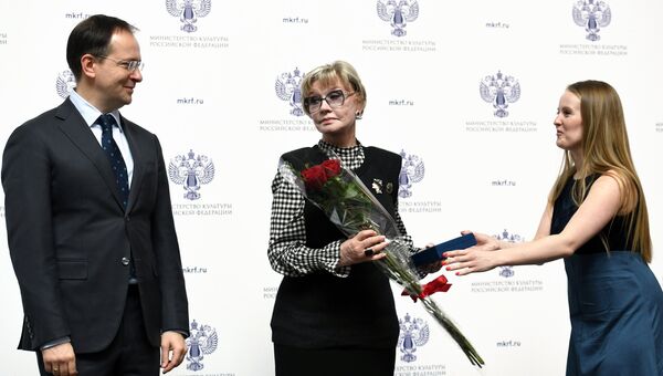 Министр культуры РФ Владимир Мединский и актриса Вера Алентова, награжденная нагрудным знаком Министерства культуры РФ За вклад в российскую культуру Министр культуры РФ Владимир Мединский и актриса Вера Алентова, награжденная нагрудным знаком Министерства культуры РФ За вклад в российскую культуру