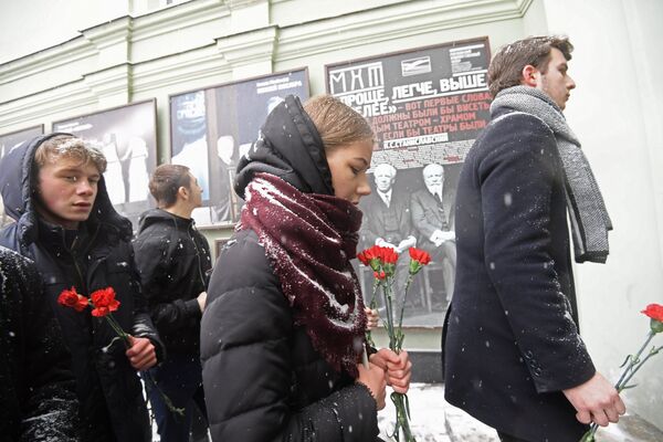 Люди с цветами у входа в здание Московского Художественного театра (МХТ) имени А. П. Чехова в Камергерском переулке, где проходит церемония прощания с актером Олегом Табаковым Люди с цветами у входа в здание Московского Художественного театра (МХТ) имени А. П. Чехова в Камергерском переулке, где проходит церемония прощания с актером Олегом Табаковым