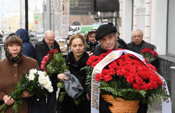 Актер, главный режиссер Московского драматического театра СФера Александр Коршунов у входа в здание Московского Художественного театра (МХТ) имени А. П. Чехова в Камергерском переулке, где проходит церемония прощания с актером Олегом Табаковым Актер, главный режиссер Московского драматического театра СФера Александр Коршунов у входа в здание Московского Художественного театра (МХТ) имени А. П. Чехова в Камергерском переулке, где проходит церемония прощания с актером Олегом Табаковым