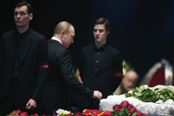 Президент РФ Владимир Путин на церемонии прощания с актером и режиссером Олегом Табаковым в здании Московского Художественного театра (МХТ) имени А.П.Чехова в Камергерском переулке в Москве Президент РФ Владимир Путин на церемонии прощания с актером и режиссером Олегом Табаковым в здании Московского Художественного театра (МХТ) имени А.П.Чехова в Камергерском переулке в Москве