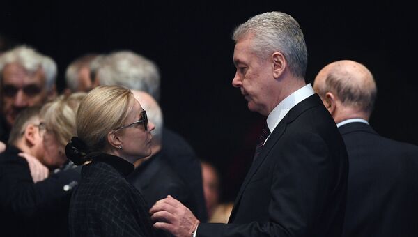 Вдова Олега Табакова актриса Марина Зудина и мэр Москвы Сергей Собянин на церемонии прощания с актером Вдова Олега Табакова актриса Марина Зудина и мэр Москвы Сергей Собянин на церемонии прощания с актером