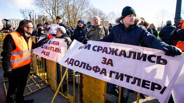 Представители антифашистских организаций во время марша бывших латышских легионеров Ваффен СС в Риге Представители антифашистских организаций во время марша бывших латышских легионеров Ваффен СС в Риге
