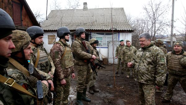 Президент Украины Петр Порошенко во время поездки в Луганскую и Донецкую области Президент Украины Петр Порошенко во время поездки в Луганскую и Донецкую области