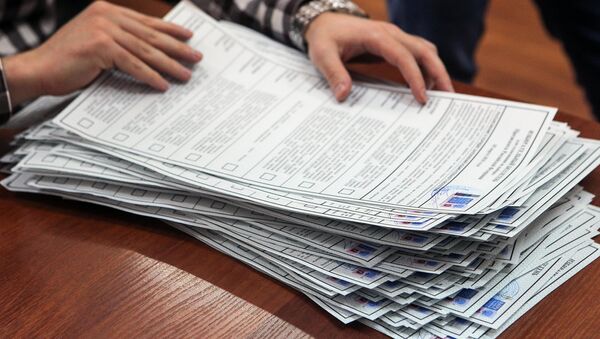 Проверка избирательных бюллетеней во время подготовки избирательного участка Проверка избирательных бюллетеней во время подготовки избирательного участка