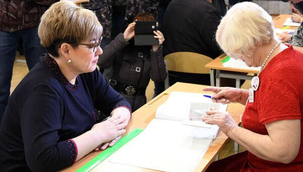 Губернатор Забайкальского края Наталья Жданова (слева) во время голосования в Чите Губернатор Забайкальского края Наталья Жданова (слева) во время голосования в Чите