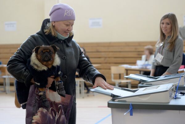 Женщина опускает бюллетень в урну на выборах президента РФ на избирательном участке №1331 в Екатеринбурге. 18 марта 2018 Женщина опускает бюллетень в урну на выборах президента РФ на избирательном участке №1331 в Екатеринбурге. 18 марта 2018