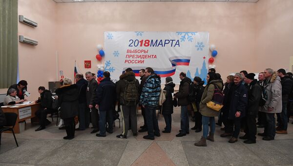 Избиратели в городе Байконур во время выборов президента РФ, Казахстан. 18 марта 2018 Избиратели в городе Байконур во время выборов президента РФ, Казахстан. 18 марта 2018