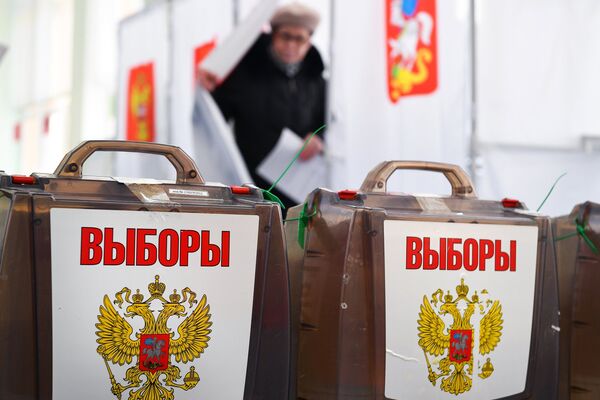 Урны на выборах президента РФ на избирательном участке №13-06 в Москве. 18 марта 2018 Урны на выборах президента РФ на избирательном участке №13-06 в Москве. 18 марта 2018