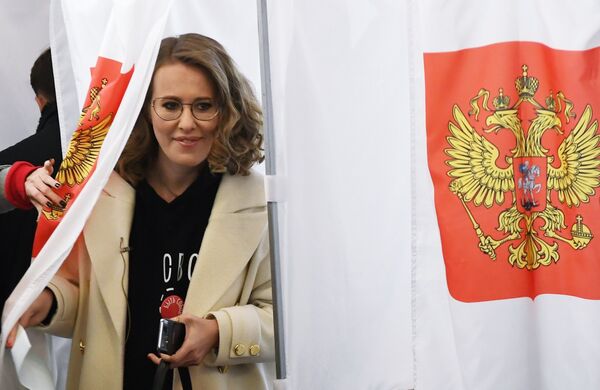 Кандидат в президенты РФ от партии Гражданская инициатива Ксения Собчак голосует на выборах президента РФ на избирательном участке № 158 в Москве. 18 марта 2018 Кандидат в президенты РФ от партии Гражданская инициатива Ксения Собчак голосует на выборах президента РФ на избирательном участке № 158 в Москве. 18 марта 2018