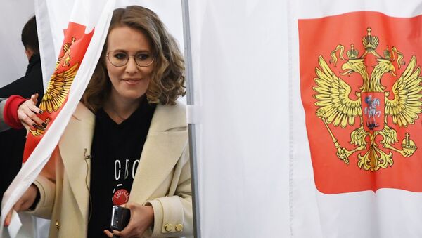 Кандидат в президенты РФ от партии Гражданская инициатива Ксения Собчак голосует на выборах президента РФ на избирательном участке № 158 в Москве. 18 марта 2018 Кандидат в президенты РФ от партии Гражданская инициатива Ксения Собчак голосует на выборах президента РФ на избирательном участке № 158 в Москве. 18 марта 2018