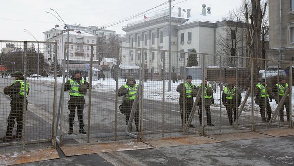 Сотрудники МВД Украины блокируют здание посольства РФ в Киеве в связи с выборами президента РФ. 18 марта 2018 Сотрудники МВД Украины блокируют здание посольства РФ в Киеве в связи с выборами президента РФ. 18 марта 2018