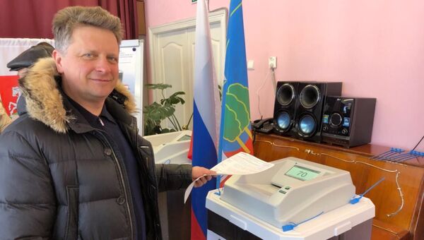 Глава Минтранса Максим Соколов на выборах президента Российской Федерации на избирательном участке. 18 марта 2018 Глава Минтранса Максим Соколов на выборах президента Российской Федерации на избирательном участке. 18 марта 2018