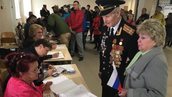 92-летний подполковник в отставке Анатолий Галкин с супругой голосует на выборах президента в Севастополе. 18 марта 2018 92-летний подполковник в отставке Анатолий Галкин с супругой голосует на выборах президента в Севастополе. 18 марта 2018