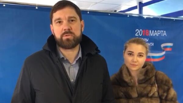 Глава ФАДН Игорь Баринов с дочерью на избирательном участке в Москве Глава ФАДН Игорь Баринов с дочерью на избирательном участке в Москве