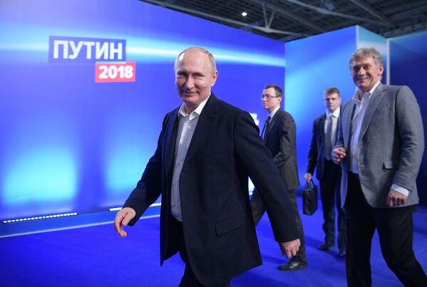 Владимир Путин во время посещения своего предвыборного штаба Владимир Путин во время посещения своего предвыборного штаба