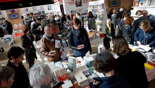 Посетители у стенда России на книжном салоне в Париже Посетители у стенда России на книжном салоне в Париже