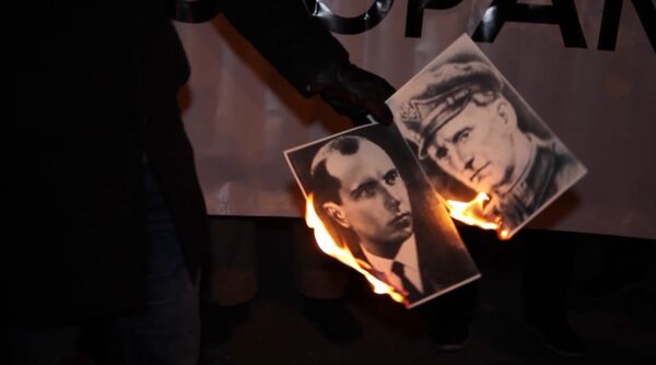 Польские националисты жгли портреты Бандеры и Шухевича на акции в Варшаве Польские националисты жгли портреты Бандеры и Шухевича на акции в Варшаве