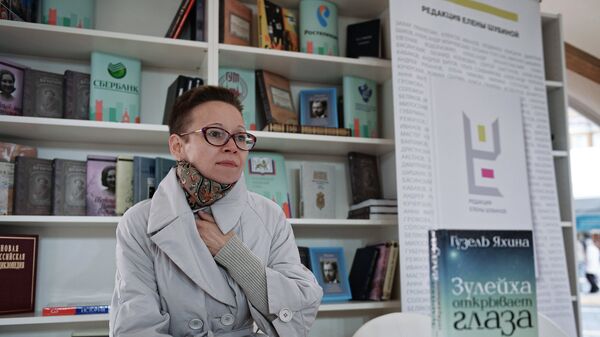 Писатель, сценарист Гузель Яхина на презентации книги Зулейха открывает глаза в рамках книжного фестиваля Красная площадь в Москве Писатель, сценарист Гузель Яхина на презентации книги Зулейха открывает глаза в рамках книжного фестиваля Красная площадь в Москве