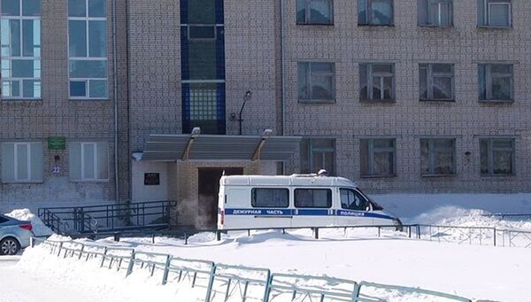 Автомобиль полиции у здания школы №15 в Шадринске. Архивное фото Автомобиль полиции у здания школы №15 в Шадринске. Архивное фото