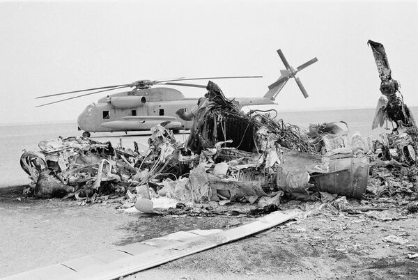 Сгоревший и брошенный американские вертолёты Sikorsky RH-53D Sea Stallion Сгоревший и брошенный американские вертолёты Sikorsky RH-53D Sea Stallion