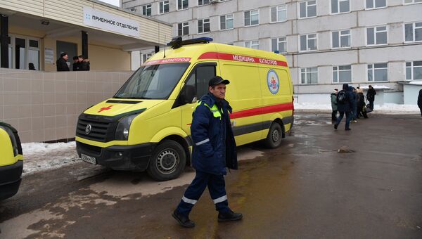 Автомобиль возле здания Центральной районной больницы в Волоколамске. Архивное фото Автомобиль возле здания Центральной районной больницы в Волоколамске. Архивное фото
