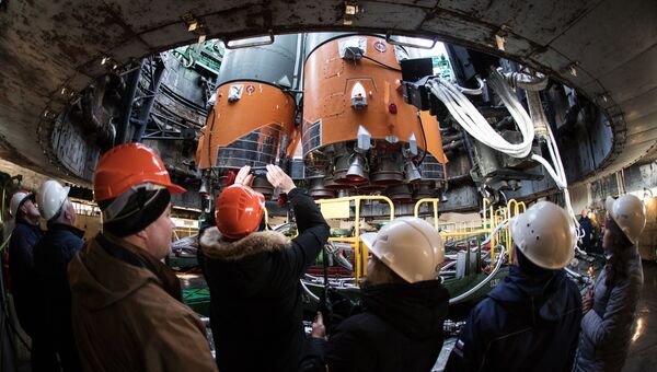 Ракета-носитель с транспортным пилотируемым кораблем Союз МС-08 во время установки на стартовый комплекс космодрома Байконур Ракета-носитель с транспортным пилотируемым кораблем Союз МС-08 во время установки на стартовый комплекс космодрома Байконур
