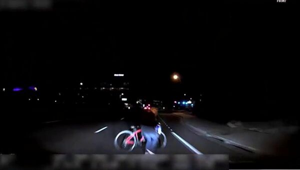 Кадр из видео ДТП с участием беспилотного автомобиля Uber в американском городе Темпе Кадр из видео ДТП с участием беспилотного автомобиля Uber в американском городе Темпе