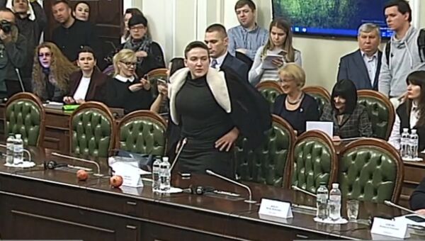 Надежда Савченко в Раде показала, какие гранаты были у нее в сумке Надежда Савченко в Раде показала, какие гранаты были у нее в сумке