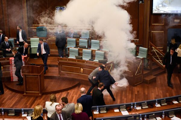 В парламенте Косово депутаты от оппозиции распылили слезоточивый газ В парламенте Косово депутаты от оппозиции распылили слезоточивый газ