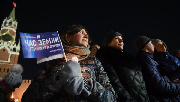 Горожане во время акции Час Земли-2018 в Москве. Архивное фото Горожане во время акции Час Земли-2018 в Москве. Архивное фото