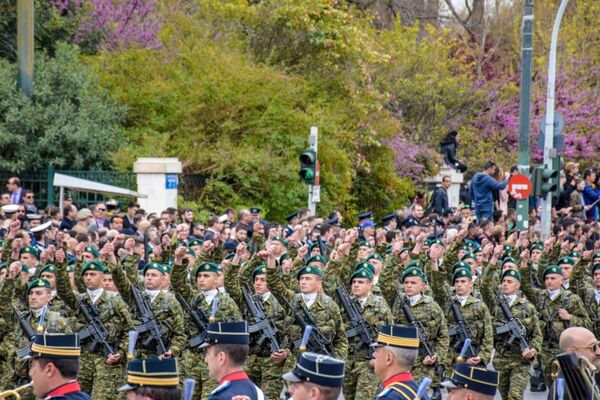 Вонный парад во время дня независимости в Греции. 25 марта 2018 Вонный парад во время дня независимости в Греции. 25 марта 2018