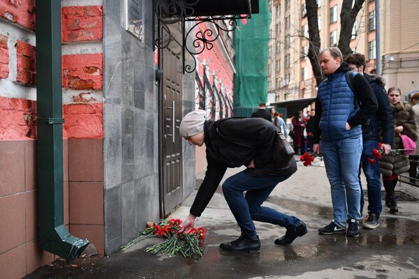 Москвичи несут цветы в память о погибших в ТЦ Зимняя вишня к зданию представительства Кемеровской области в Москве. 26 марта 2018 Москвичи несут цветы в память о погибших в ТЦ Зимняя вишня к зданию представительства Кемеровской области в Москве. 26 марта 2018