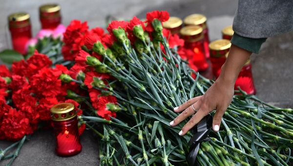 Цветы и свечи в память о погибших в ТЦ Зимняя вишня у здания представительства Кемеровской области в Москве. 26 марта 2018 Цветы и свечи в память о погибших в ТЦ Зимняя вишня у здания представительства Кемеровской области в Москве. 26 марта 2018