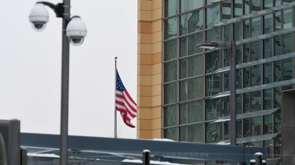 Флаг на здании посольства США в Москве. Архивное фото Флаг на здании посольства США в Москве. Архивное фото