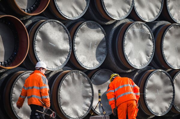 Трубы для строительства газопровода Северный поток - 2 недалеко от порта Мукран, Германия Трубы для строительства газопровода Северный поток - 2 недалеко от порта Мукран, Германия