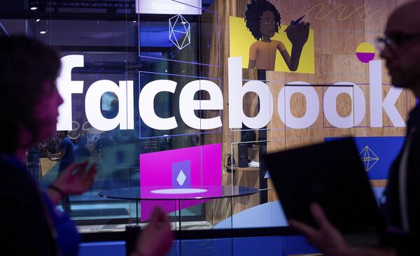 Стенд Facebook на ежегодной конференции для разработчиков F8 в Сан-Хосе, штат Калифорния Стенд Facebook на ежегодной конференции для разработчиков F8 в Сан-Хосе, штат Калифорния