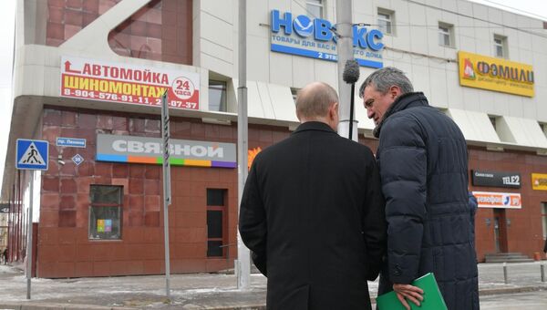 Президент РФ Владимир Путин и полномочный представитель президента РФ в Сибирском федеральном округе Сергей Меняйло у торгового центра Зимняя вишня в Кемерово, где случился пожар Президент РФ Владимир Путин и полномочный представитель президента РФ в Сибирском федеральном округе Сергей Меняйло у торгового центра Зимняя вишня в Кемерово, где случился пожар