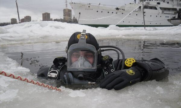 Водолаз Максим Максимов за работой Водолаз Максим Максимов за работой