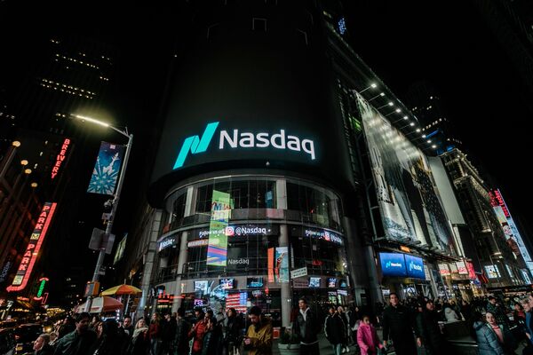 Здание американской биржи NASDAQ в Нью-Йорке Здание американской биржи NASDAQ в Нью-Йорке