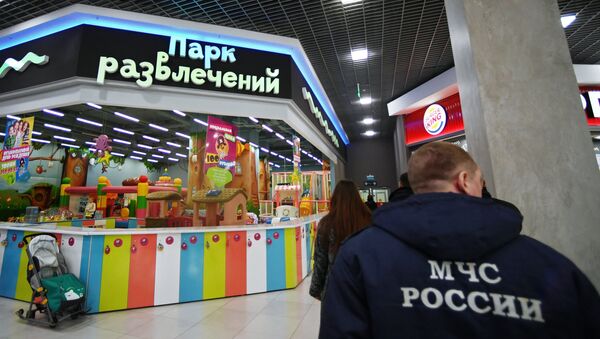Сотрудник МЧС России во время проверки торгового центра Сотрудник МЧС России во время проверки торгового центра
