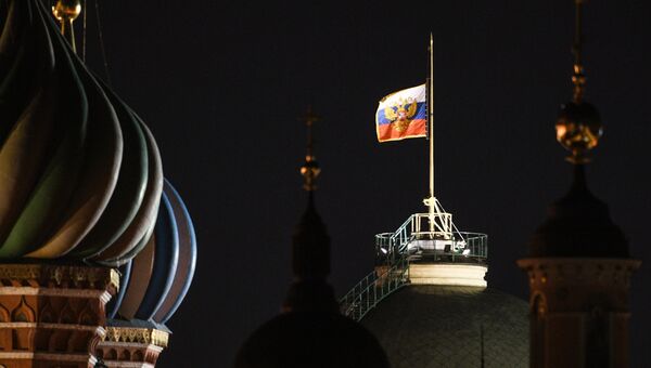 Штандарт президента РФ над зданием Сената в Московском Кремле, приспущенный в память о погибших при пожаре в торговом центре «Зимняя вишня» в Кемерово Штандарт президента РФ над зданием Сената в Московском Кремле, приспущенный в память о погибших при пожаре в торговом центре «Зимняя вишня» в Кемерово