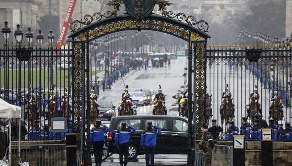 Солдаты Республиканской гвардии Франции сопровождают катафалк с телом подполковника жандармерии Арно Бельтрама к Дому Инвалидов в Париже. 28 марта 2018 Солдаты Республиканской гвардии Франции сопровождают катафалк с телом подполковника жандармерии Арно Бельтрама к Дому Инвалидов в Париже. 28 марта 2018