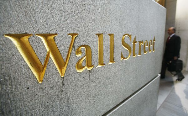 Указатель Wall Street рядом с Нью-Йоркской фондовой биржей Указатель Wall Street рядом с Нью-Йоркской фондовой биржей