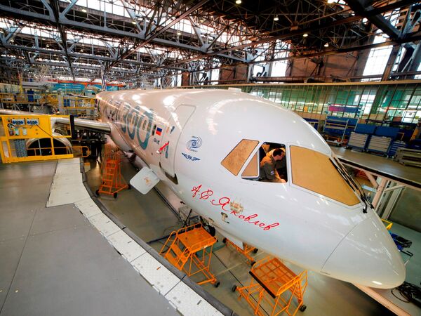 Самолет МС-21-300-0001 в цехе окончательной сборки Самолет МС-21-300-0001 в цехе окончательной сборки