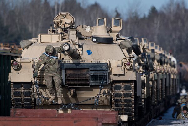 Американские танки Abrams на железнодорожной станции в Литве Американские танки Abrams на железнодорожной станции в Литве