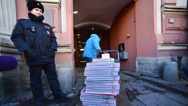 Курьер с пиццей у здания генерального консульства США в Санкт-Петербурге. 30 марта 2018 Курьер с пиццей у здания генерального консульства США в Санкт-Петербурге. 30 марта 2018