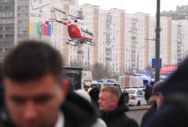 Вертолет экстренной медицинской помощи на месте происшествия в Москве Вертолет экстренной медицинской помощи на месте происшествия в Москве