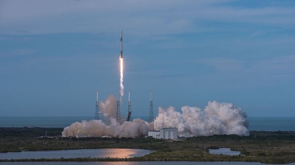 Старт ракеты-носителя Falcon 9 с космодрома на мысе Канаверал, штат Флорида Старт ракеты-носителя Falcon 9 с космодрома на мысе Канаверал, штат Флорида
