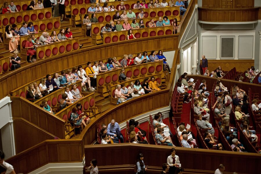 Большой зал театра после реконструкции вмещает 1774 зрителя Большой зал театра после реконструкции вмещает 1774 зрителя